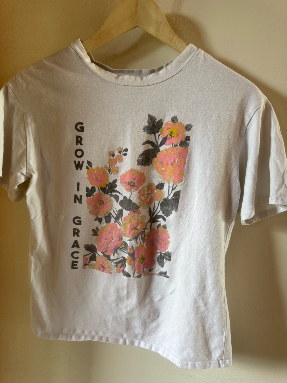 Women's White Floral 'Grow in Grace' Short Sleeve Tee